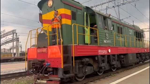 Маневровый тепловоз ЧМЭ3 - 4915 прицепляется к пассажирскому поезду Симферополь - Челябинск смотреть онлайн