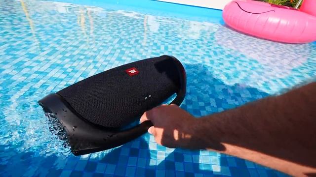 Er schwimmt, brüllt & bebt | JBL BoomBox Swimming Pool IPX7 Wasser Test смотреть онлайн