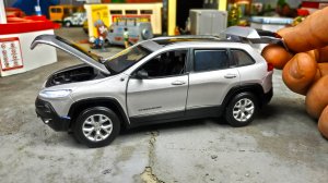 Моделька Jeep Cherokee со светом и звуком 1/32. Машинка Автопанорама.