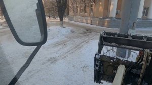 Грузим снег. Показал как работать челюстями на ковше Terex 815-TLB.