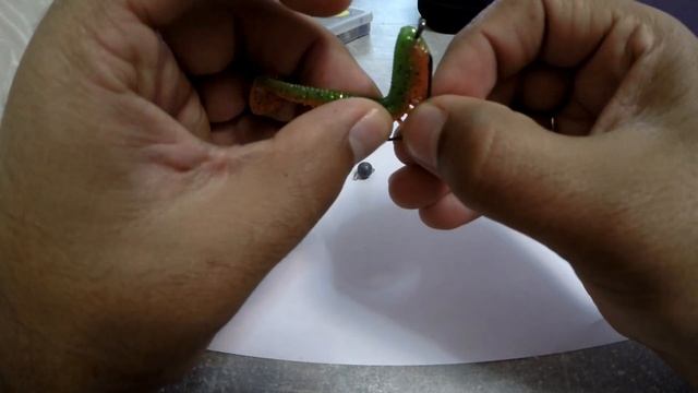 Как правильно надеть силиконовую приманку?! Как оснастить офсетный крючек?! Коротко и ясно!!! смотреть онлайн