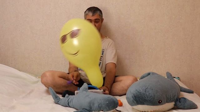 Для детей надуваем цветные шарики разных цветов Красный шарик смотреть онлайн