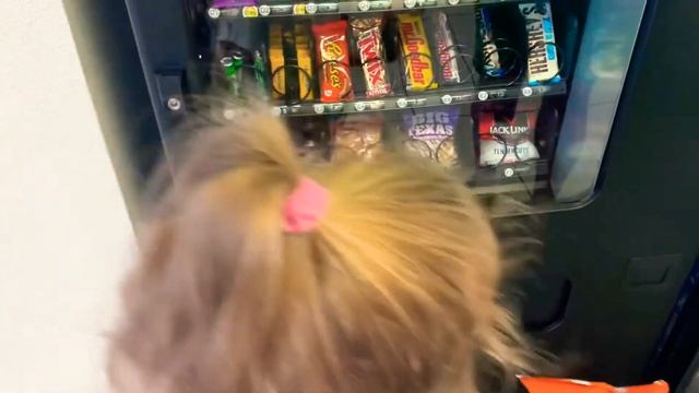 В АВТО САЛОНЕ ?МЕНЯЕМ МАСЛО НА МАШИНЕ смотреть онлайн