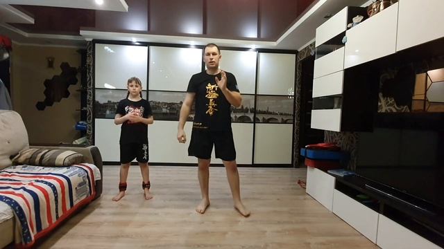 Дзенкуцу дачи, базовая стойка Кекусинкай. Выход в стойку и передвижение с ударом ой-цуки чудан. смотреть онлайн