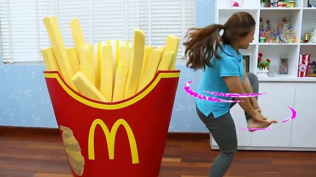 Suri and Annie Pretend Playing with in Restaurant with Kids Kitchen Food Toys смотреть онлайн