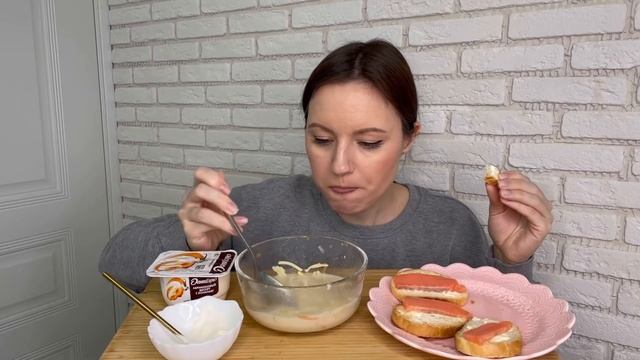 МУКБАНГ СУП С ФРИКАДЕЛЬКАМИ БУТЕРБРОДЫ с красной рыбой йогурт MUKBANG SOUP WITH MEATBALLS SANDWICHE смотреть онлайн