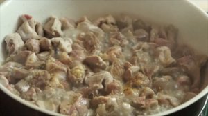 Готовим тушеные куриные желудки в сметане