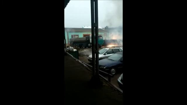 Машина оборвала высоковольтные провода и упали на три машины ! смотреть онлайн
