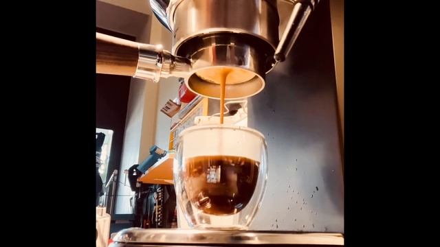 Delonghi EC685 with bottomless portafilter (Slow motion) смотреть онлайн