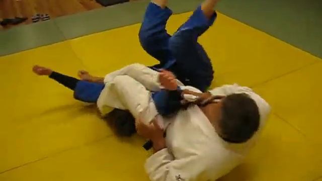 ),немного юмора в ленту- выход на рычаги локтя при помощи своего отворота, заправленного в рукав). смотреть онлайн