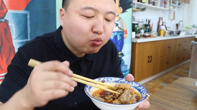 6斤羊肉卷，阿强做重庆麻辣火锅，毛肚，百叶涮着蘸酱吃，大冷天吃着真过瘾【cram阿强】