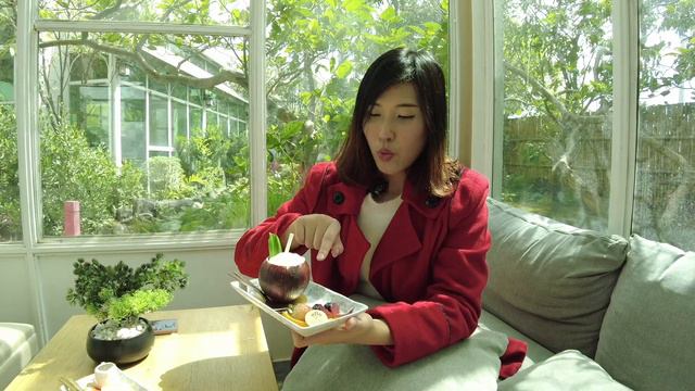 Momiji Specialty Coffee もみじ คาเฟ่ญี่ปุ่น ย่านบางแสน เป็นจุดเช็คอินบางแสน มุมถ่ายรูปปังมาก ห้ามพลาด! смотреть онлайн