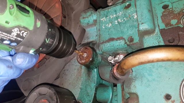 How to Remove a Broken Bolt | 3 Ways to Use an Easy Out/ Stud Extractor смотреть онлайн