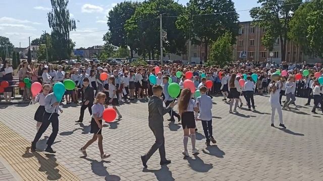 флешмоб начальной школы на Последнем звонке смотреть онлайн