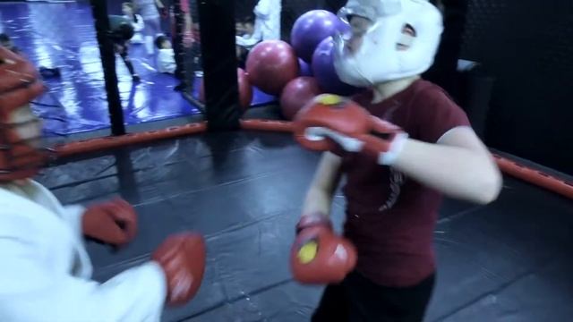 Спарринги в клубе Панчер смотреть онлайн