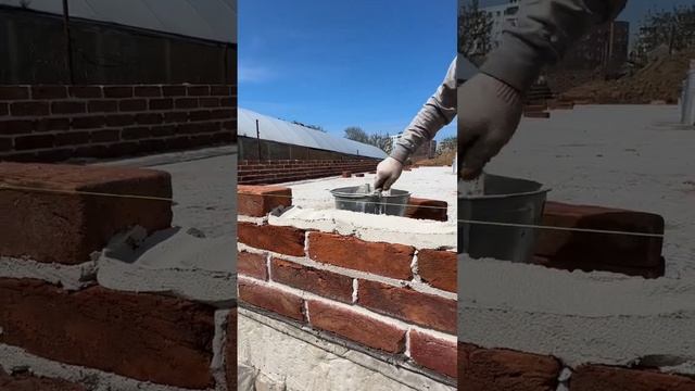 Кладка кирпича РУЧНОЙ ФОРМОВКИ # #дневникстроителя #shorts смотреть онлайн
