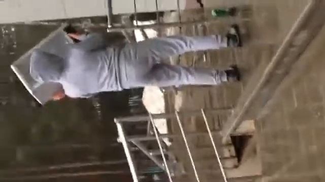 ПЬЯНЫЙ УГАРНЫЙ МУЖИК С КОЛОНКОЙ смотреть онлайн