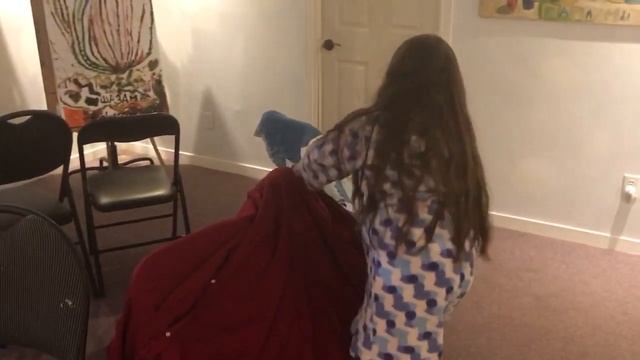 Ариша строит домик из одеял и стульчиков. смотреть онлайн