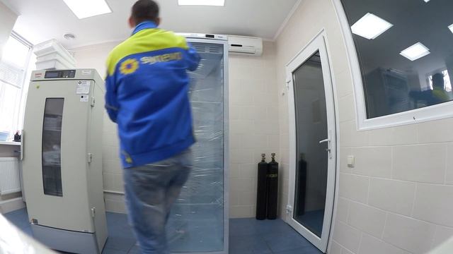Упаковка медицинского холодильника перед отправкой . смотреть онлайн