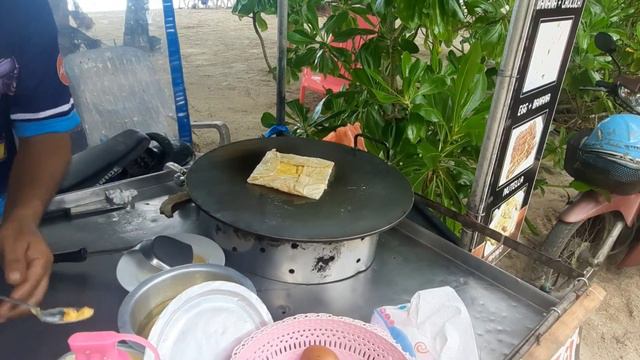Еда на пляже рядом с отелем Mai Khao Lak. смотреть онлайн