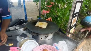 Еда на пляже рядом с отелем  Mai Khao  Lak.