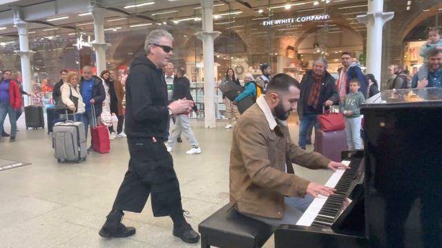 Boogie Woogie Duo Make Commuters Late For Work смотреть онлайн