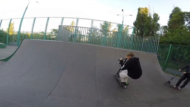 ЯЖЕМОРЯЧЁК В СКЕЙТ ПАРКЕ/НАБРОСИЛСЯ НА КАМЕРУ/НАЧАЛ СНИМАТЬ МОИ ТРЮКИ НА БМХ/GoPro BMX Riding смотреть онлайн