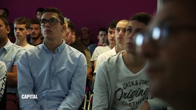 Capital - Hypermarches Et Marches : Comment Font-ils Face A La Frenesie Des Vacanciers ? 1-2 Cptl