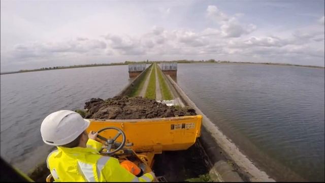 Just Been Loaded By A JCB JS 130..... смотреть онлайн