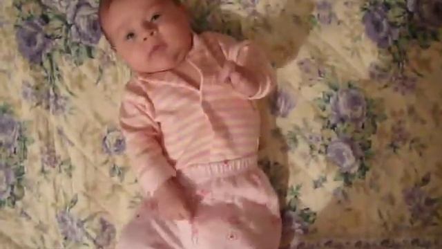 з месяц , зевает, ножками дрыгает и музыку слушает.MOV смотреть онлайн