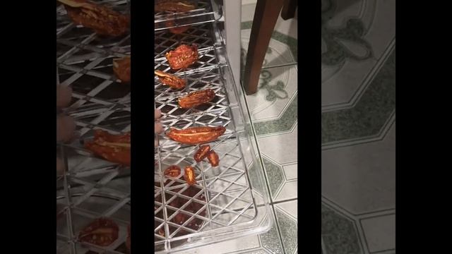 Вяленые помидоры с чесноком, базиликом и оливковым маслом. Электросушилка Kitfort KT-1909. смотреть онлайн
