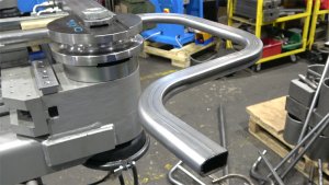 Гибка стальной черной трубы с формой полуовала 40х25х1,5 мм на чпу трубогибе MASTER