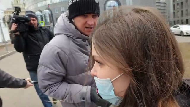 Жену Эдварда Била не пустили в суд на избрание меры пресечения смотреть онлайн