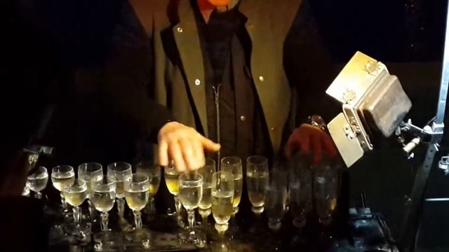 Нереально круто играет на фужерах!!! смотреть онлайн