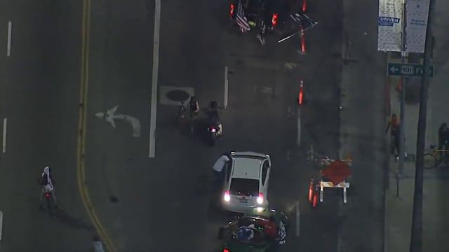 Driver attacked after driving through protest crowd in Hollywood | ABC7 Los Angeles смотреть онлайн