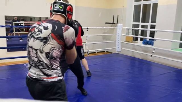 Спарринги легковесов против тяжа(1 раунд передней рукой) #boxing #бокс #спарринг смотреть онлайн