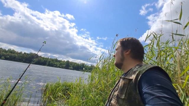 РЫБАЛКА НА РЕКЕ НА ДОННУЮ СНАСТЬ. ЛОВИМ ОКУНЕЙ,ЖАРИМ ШАШЛЫК НА БЕРЕГУ. смотреть онлайн