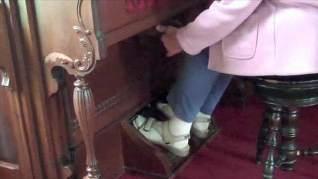 Mrs Flewwelling Explains - How to Play a Pump Organ смотреть онлайн