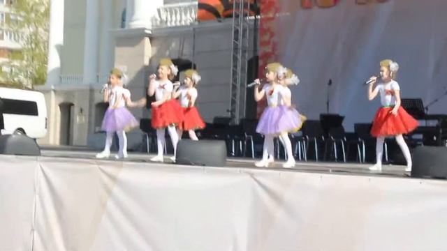 Вокальная группа "Фантики" г. Тюмень. Военное попурри. смотреть онлайн