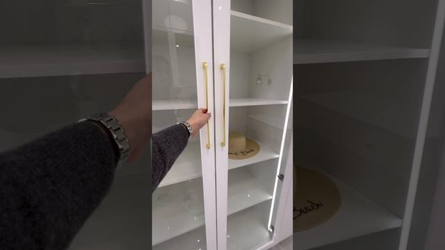 Шикарная гардеробная комната с зеркалами , прозрачными шкафами с подсветкой , в белоснежном глянце