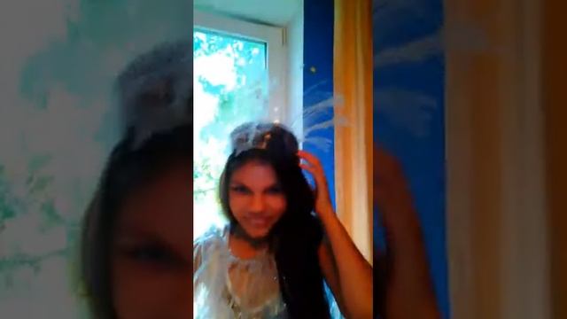 Как сделать платье из мусора за 5 минут / платье из капельниц смотреть онлайн