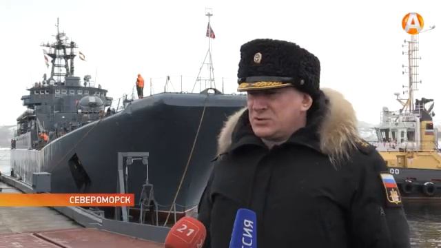 Экипажу БДК «Георгий Победоносец» торжественно вручили поросёнка 06.04.2017 смотреть онлайн