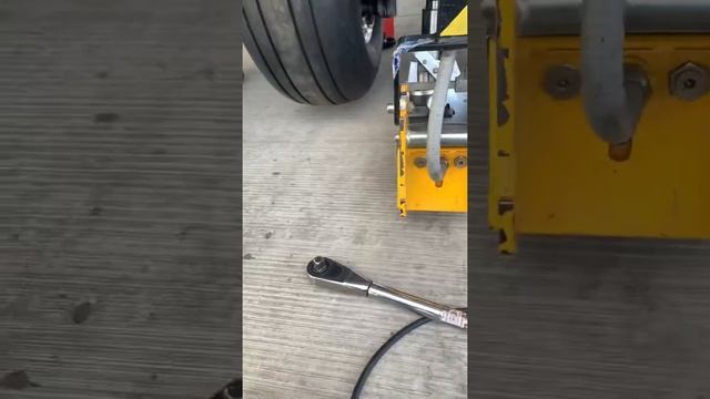 Как поменять колесо на самолете Boeing737 .  #мс21 #superjet #boeing737