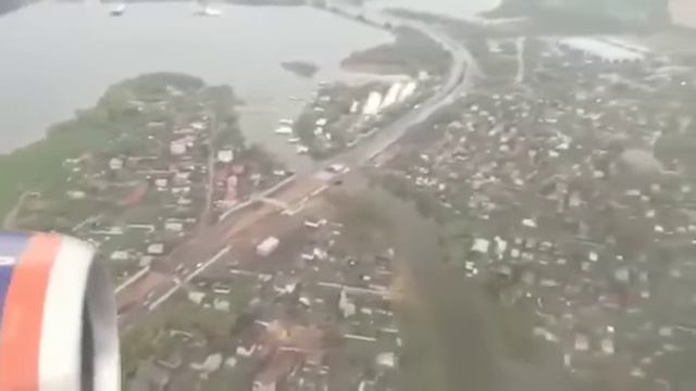 Полное видео падения самолёта в Москве (съёмка из салона) смотреть онлайн