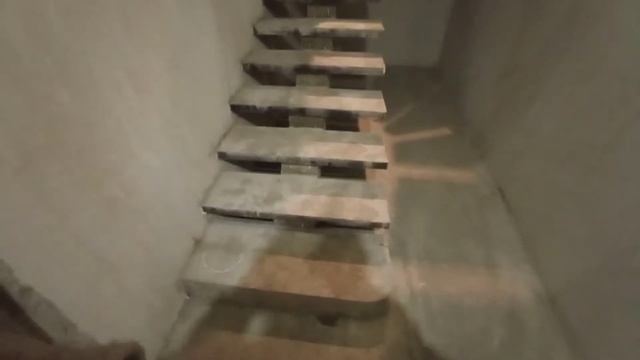 Бетонная или Какую сделать лестницу на второй этаж с деревянным потолком stairs to the second floor смотреть онлайн