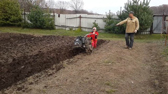 Как доча пашет мотоблоком))) смотреть онлайн