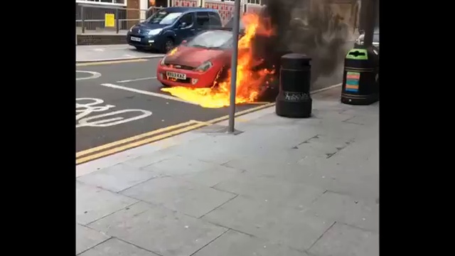 Горящий автомобиль скрывается с места возгорания смотреть онлайн