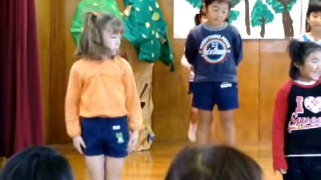 Sarah's performance at kindergarten - the Potato Chip song смотреть онлайн
