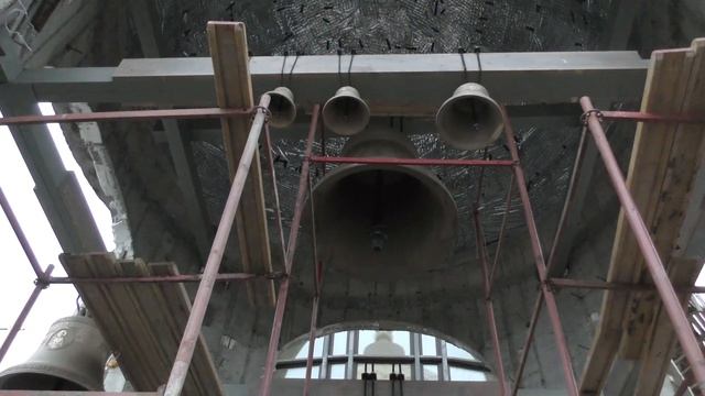 14.12.2019 г. Монтаж средних колоколов на колокольне Собора. смотреть онлайн
