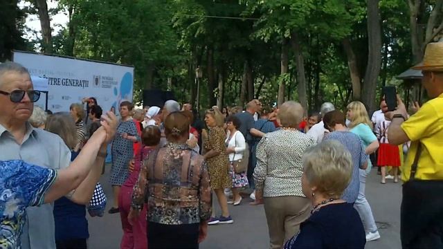Танцы в Центральном парке Кишинева (20.05.2023, 3 эпизода) Эпизод 2 смотреть онлайн